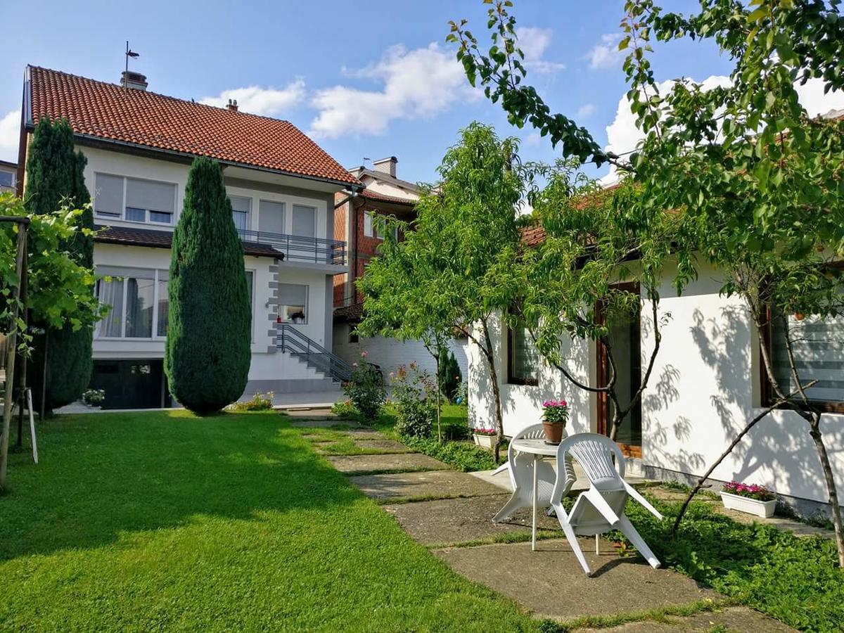 Garden Guesthouse Gjakova 外观 照片